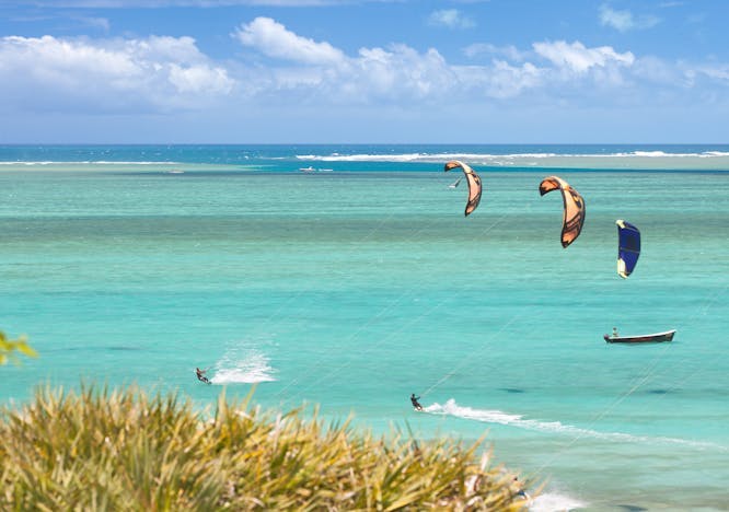 kitesurf kite surf rodrigues kite-surf voile planche volante kite surf sport glisse de glisse le rodrigue mer lagon rodrigais cerf-volant vent aile aro-tracte rodriguais tropiques soleil fleurs ciel bleu vacances sportif sportive les windsurf maurice vacoa tropicales meraude vert cite wake air fun board turquoise plage paradisiaque de rve water human person adventure leisure activities diving sports diver