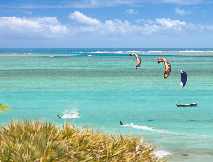 kitesurf kite surf rodrigues kite-surf voile planche volante kite surf sport glisse de glisse le rodrigue mer lagon rodrigais cerf-volant vent aile aro-tracte rodriguais tropiques soleil fleurs ciel bleu vacances sportif sportive les windsurf maurice vacoa tropicales meraude vert cite wake air fun board turquoise plage paradisiaque de rve water human person adventure leisure activities diving sports diver