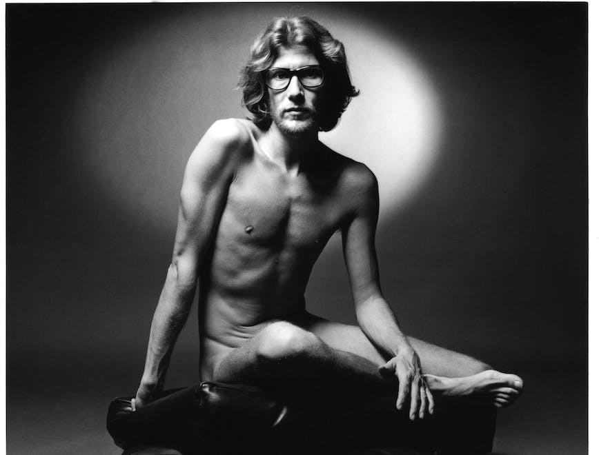  Yves Saint Laurent in un ritratto in bianco e nero del fotografo Jeanloup Sieff. 