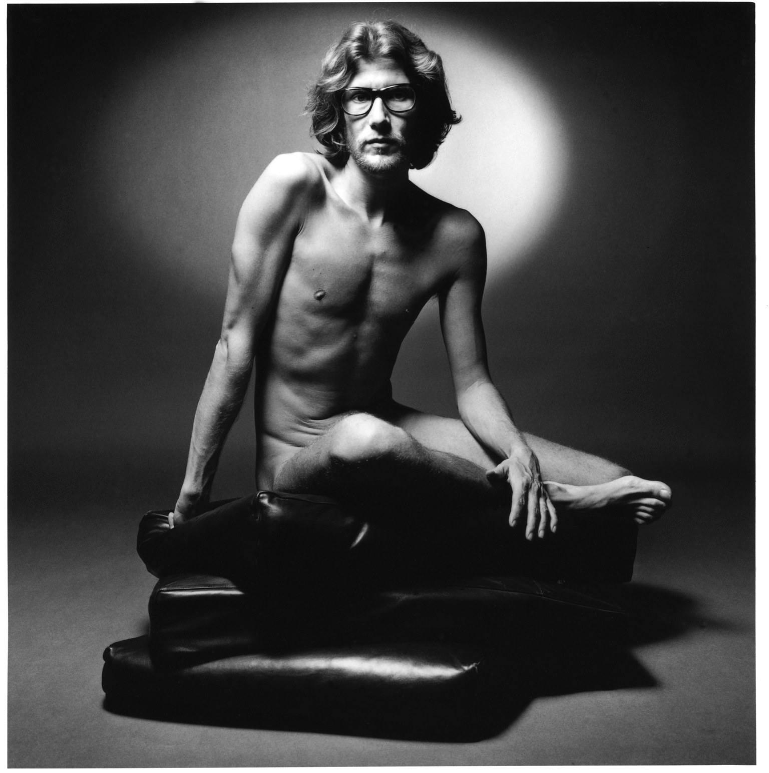  Yves Saint Laurent in un ritratto in bianco e nero del fotografo Jeanloup Sieff. 