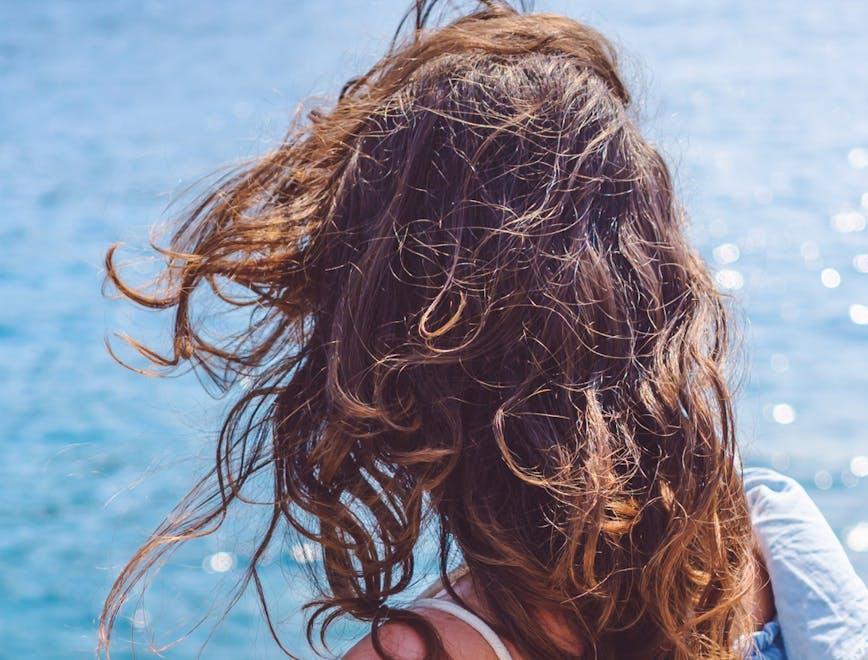 come proteggere i capelli al mare