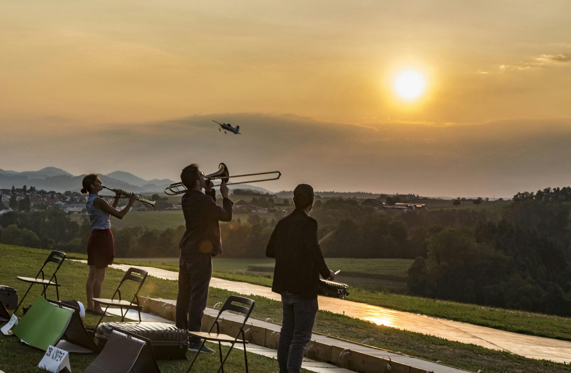 2018 festival rümglinen "in szene" - 7 landschafts­opern festival rümlingen mauro hertig: «die perfekte passivität» musik in bewegung neue musik tumasch clalüna rümlingen basel-land human person musician musical instrument airplane aircraft vehicle transportation