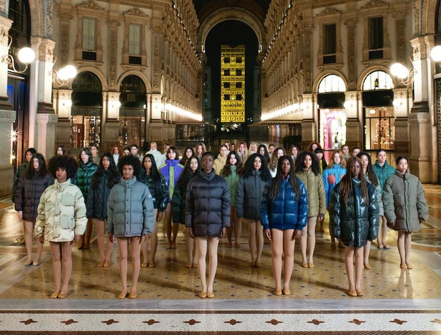 Una foto della performance di Vanessa Beecroft e la collaborazione con Moncler Genius 