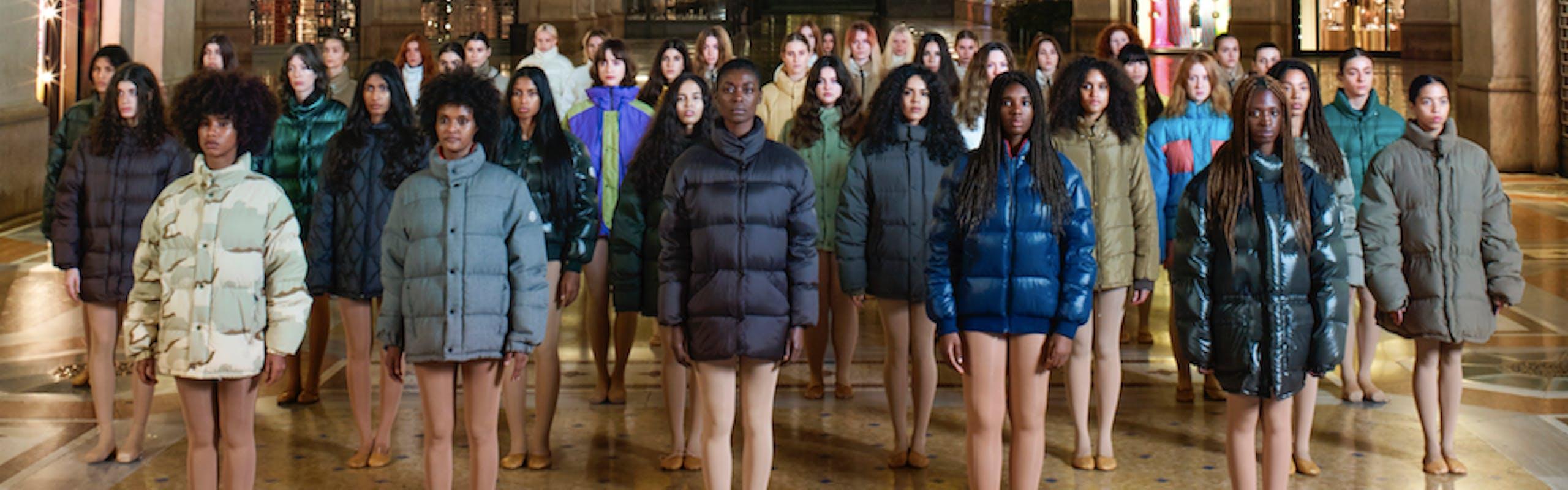 Una foto della performance di Vanessa Beecroft e la collaborazione con Moncler Genius 