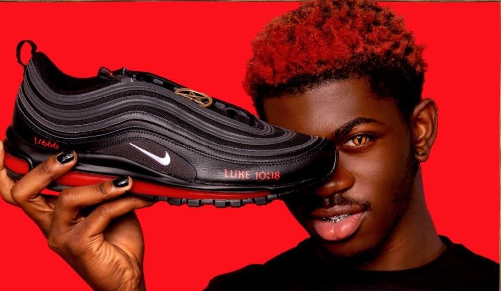 Le "Satan Shoes" di Lil Nas X in collaborazione con MSCHF realizzate con sangue umano 