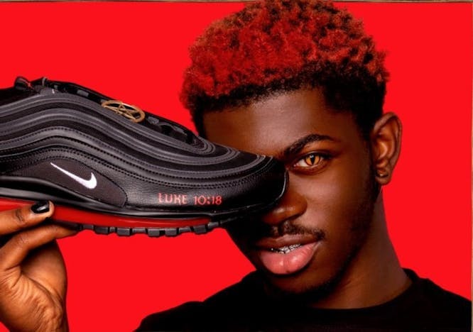 Le "Satan Shoes" di Lil Nas X in collaborazione con MSCHF realizzate con sangue umano 