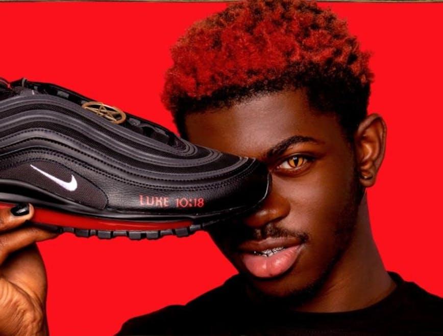 Le "Satan Shoes" di Lil Nas X in collaborazione con MSCHF realizzate con sangue umano 