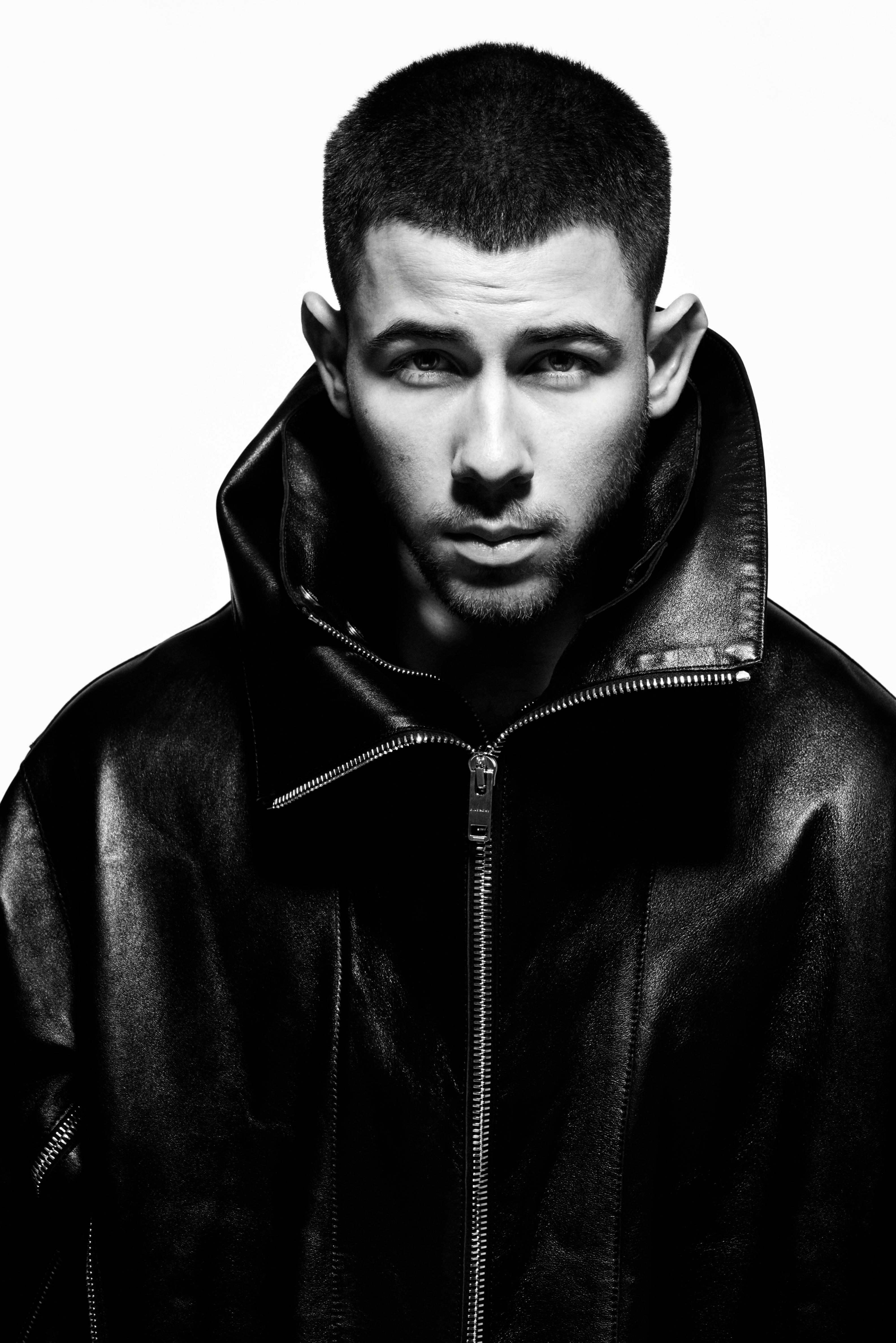 Nick Jonas indossa Giacca GIVENCHY