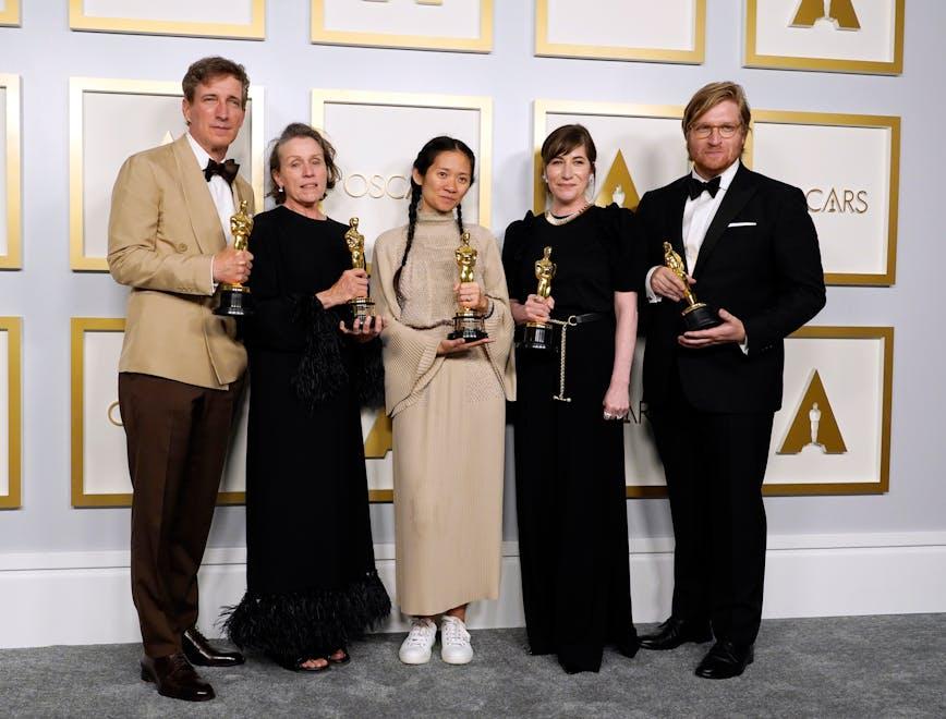 Francesc McDormand (in Valentino) posa insieme al cast e alla regista Chloe Zhao