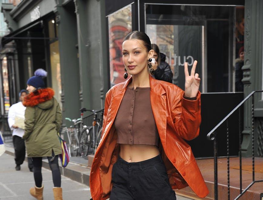 Bella Hadid indossa le Dr Martens