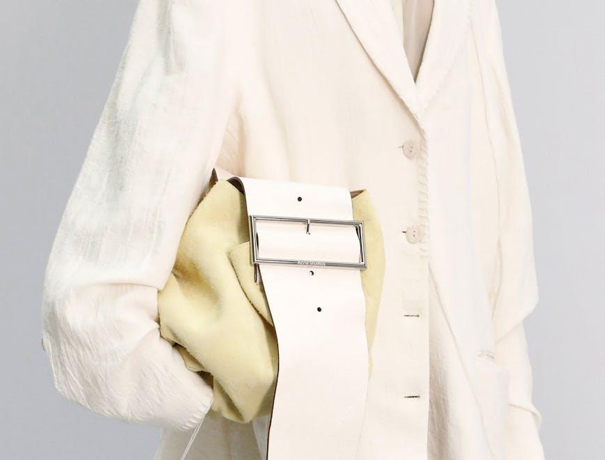 modella cammina con grande borsa gialla sotto braccio, ACNE STUDIO  primavera esstate 2021