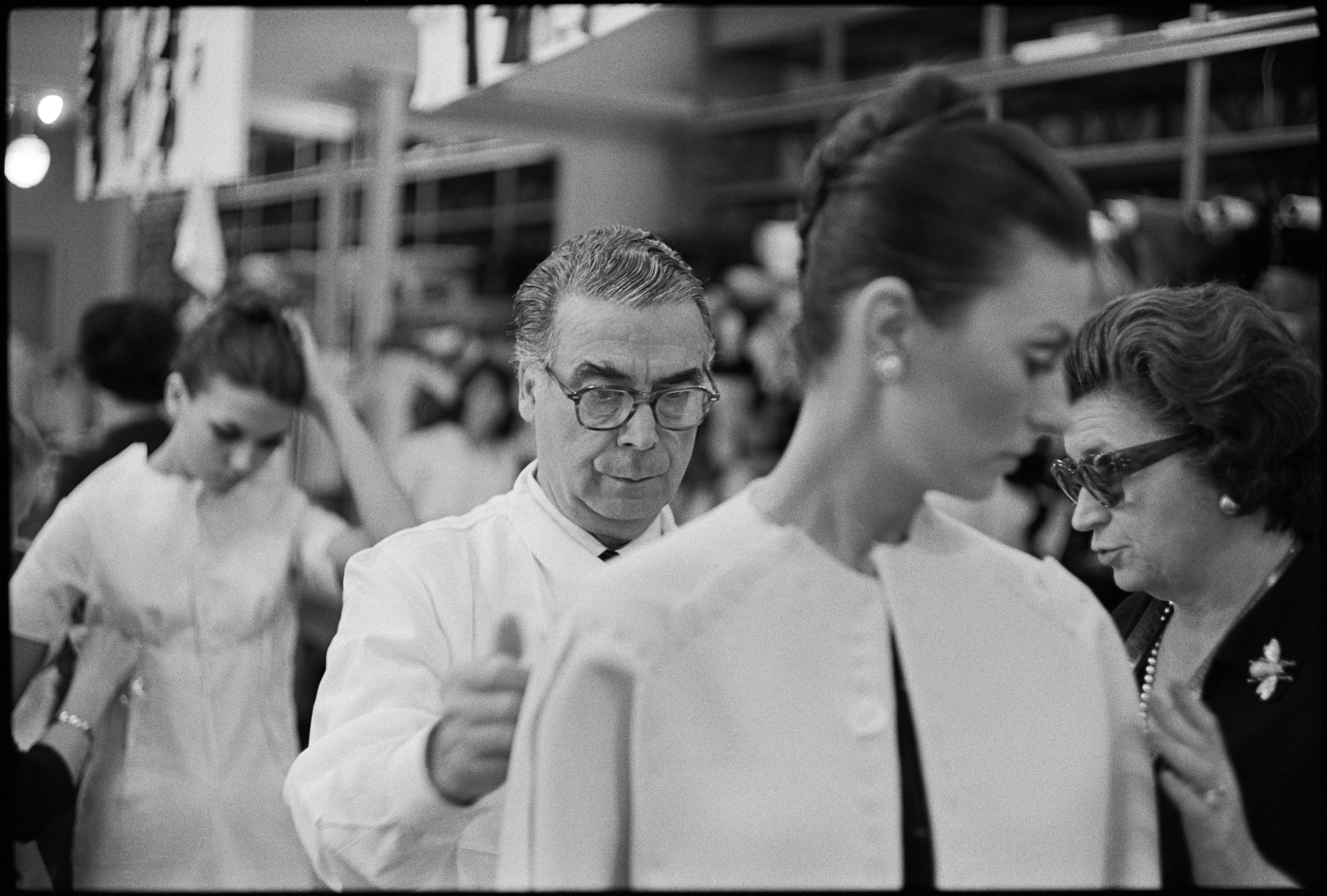 Una foto con il ritratto di  Cristóbal Balenciaga all'opera courtesy of  Cristóbal Balenciaga Museum 