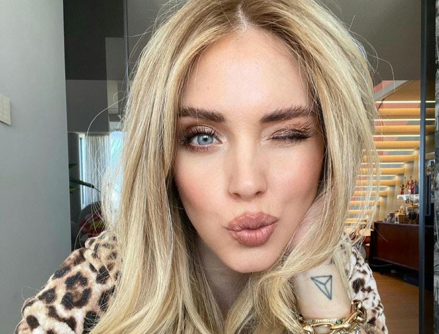 chiara ferragni fa l'occhiolino con una camicia animal print