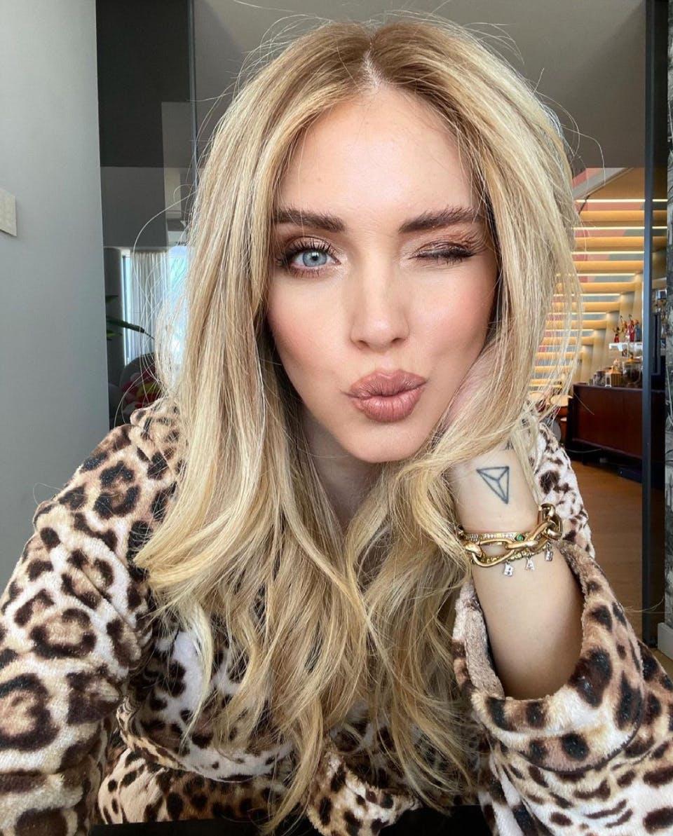 chiara ferragni fa l'occhiolino con una camicia animal print