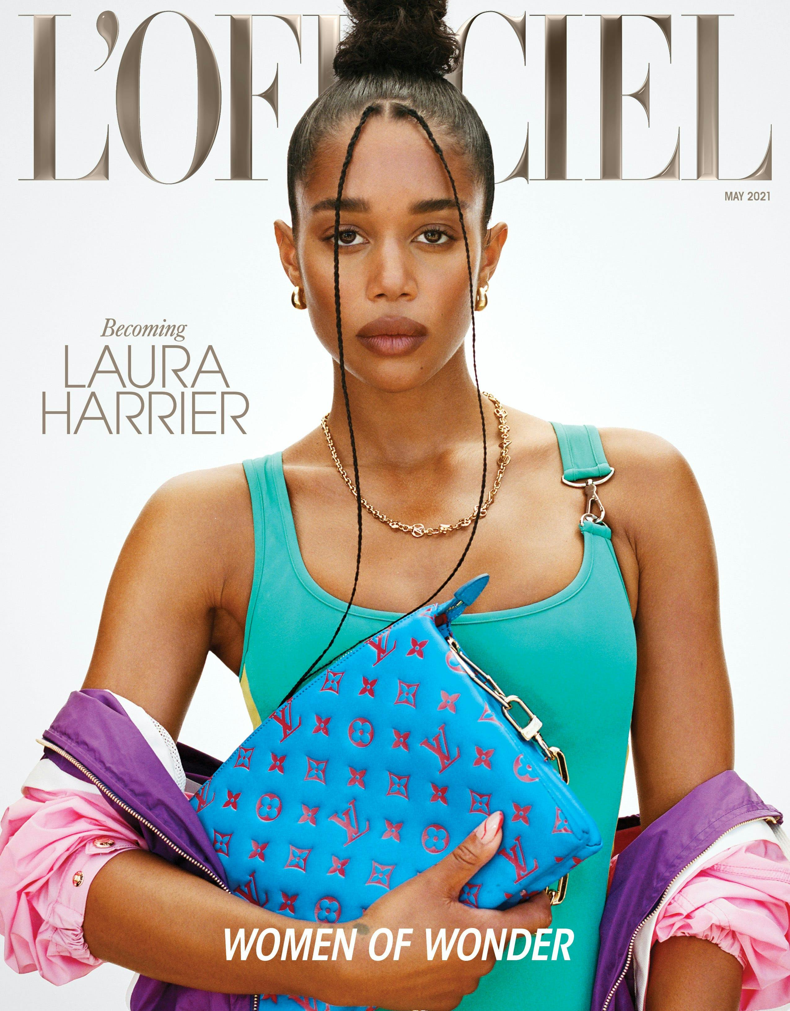 Laura Harrier indossa Giacca, costume da bagno, borsa, collana e orecchini LOUIS VUITTON