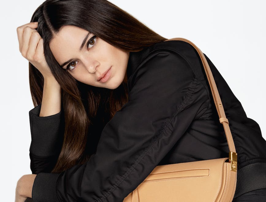 Una foto di Kendall Jenner indossa l'Olimpya Bag di Burberry