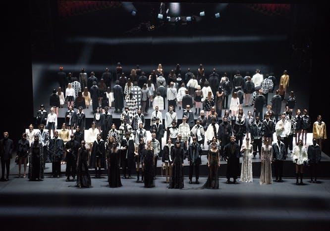 Nella foto il finale della collezione al Piccolo Teatro di Milano. Valentino diventa fur-free e concluderà l'era di REDValentino nel 2023