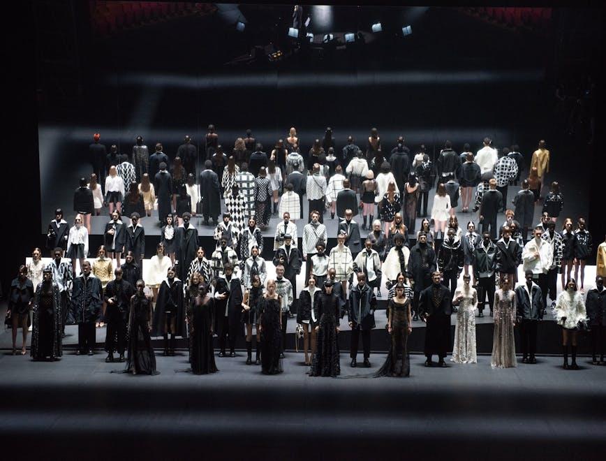 Nella foto il finale della collezione al Piccolo Teatro di Milano. Valentino diventa fur-free e concluderà l'era di REDValentino nel 2023