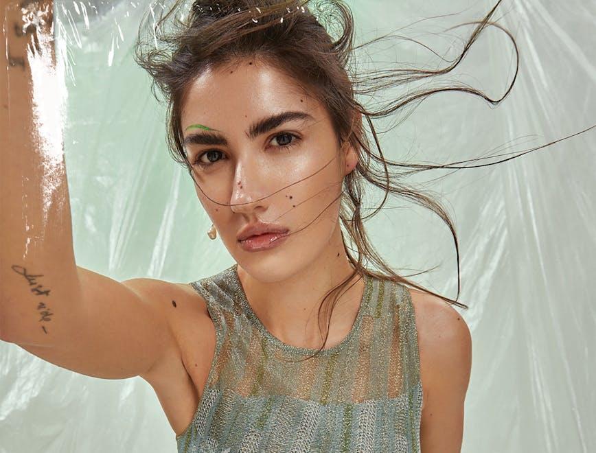 Nella foto Patricia Manfield indossa abito di maglia lurex, LOEWE.