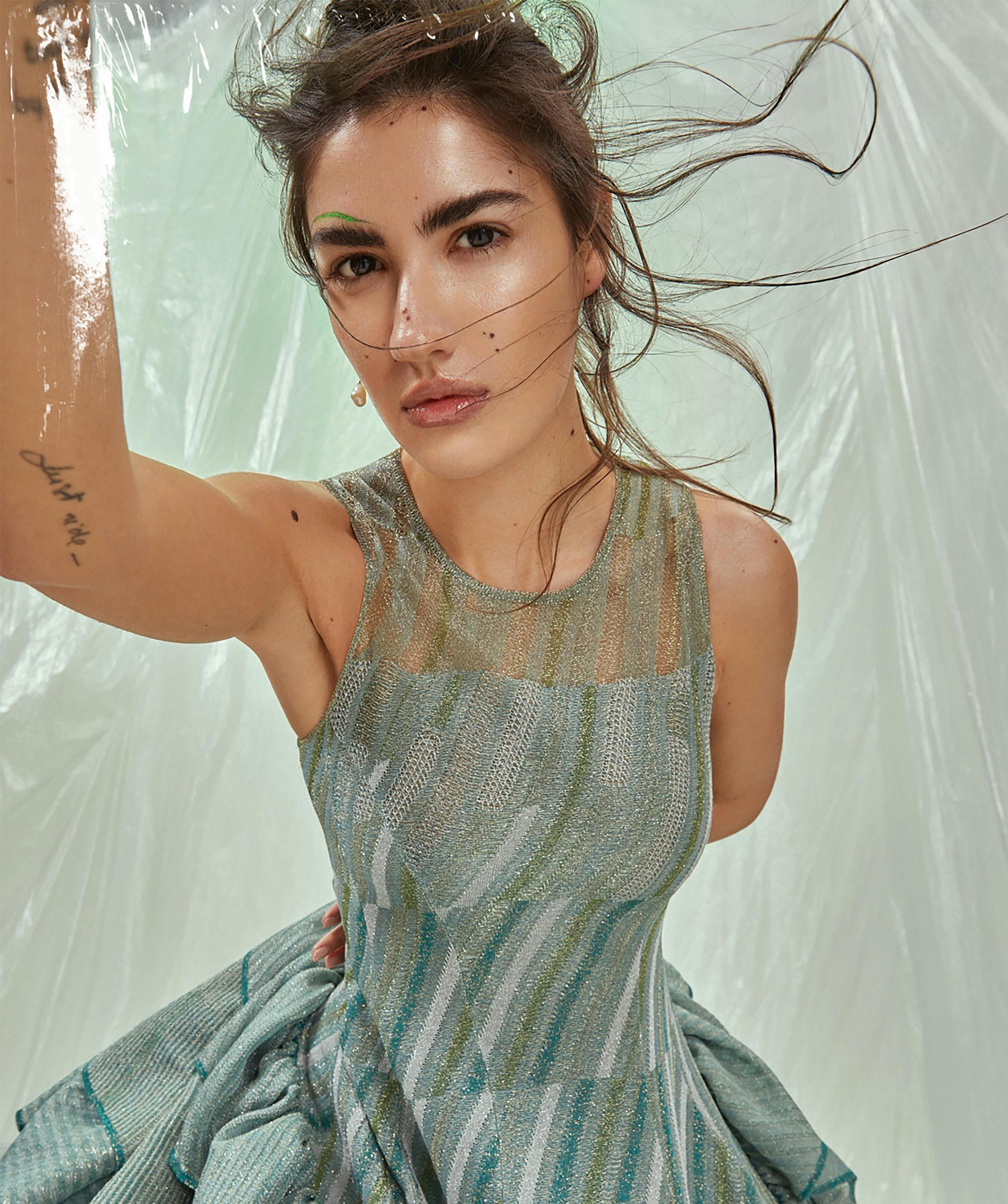 Nella foto Patricia Manfield indossa abito di maglia lurex, LOEWE.