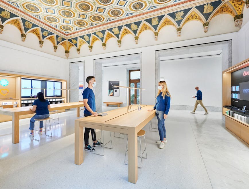 Una foto del nuovo Apple Store in Via del Corso a Roma