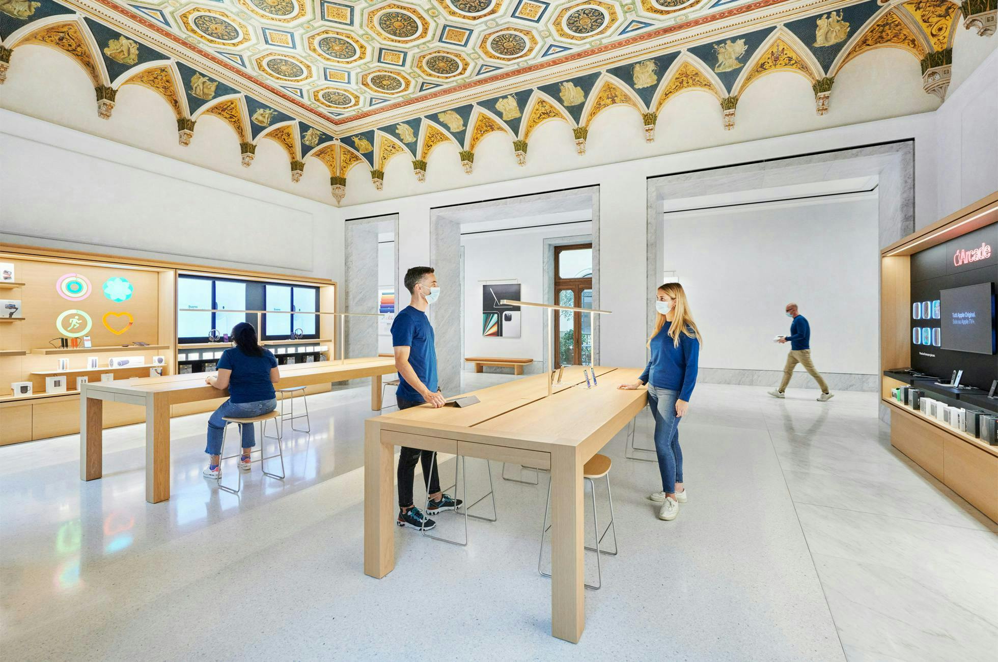 Una foto del nuovo Apple Store in Via del Corso a Roma