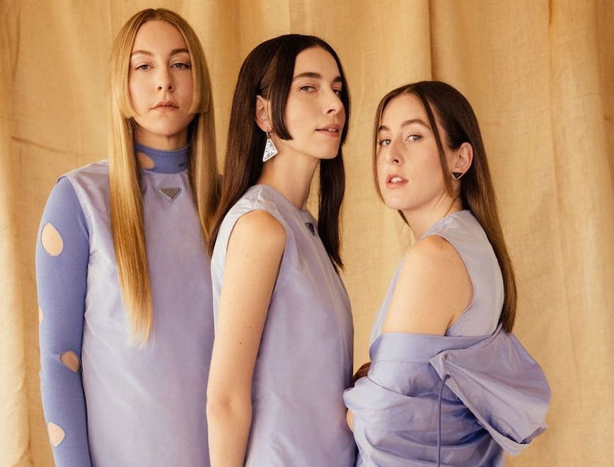 Il gruppo Haim, tre sorelle fashioniste posano ai Grammy Awards 2021 in total look Prada