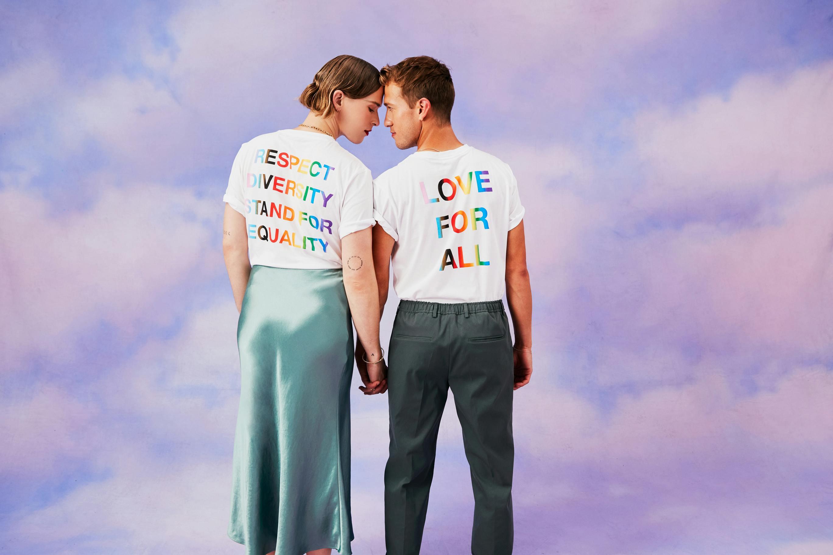 Nella foto La campagna Pride di BOSS con Tommy Dorfman e Peter Zurkuhlen