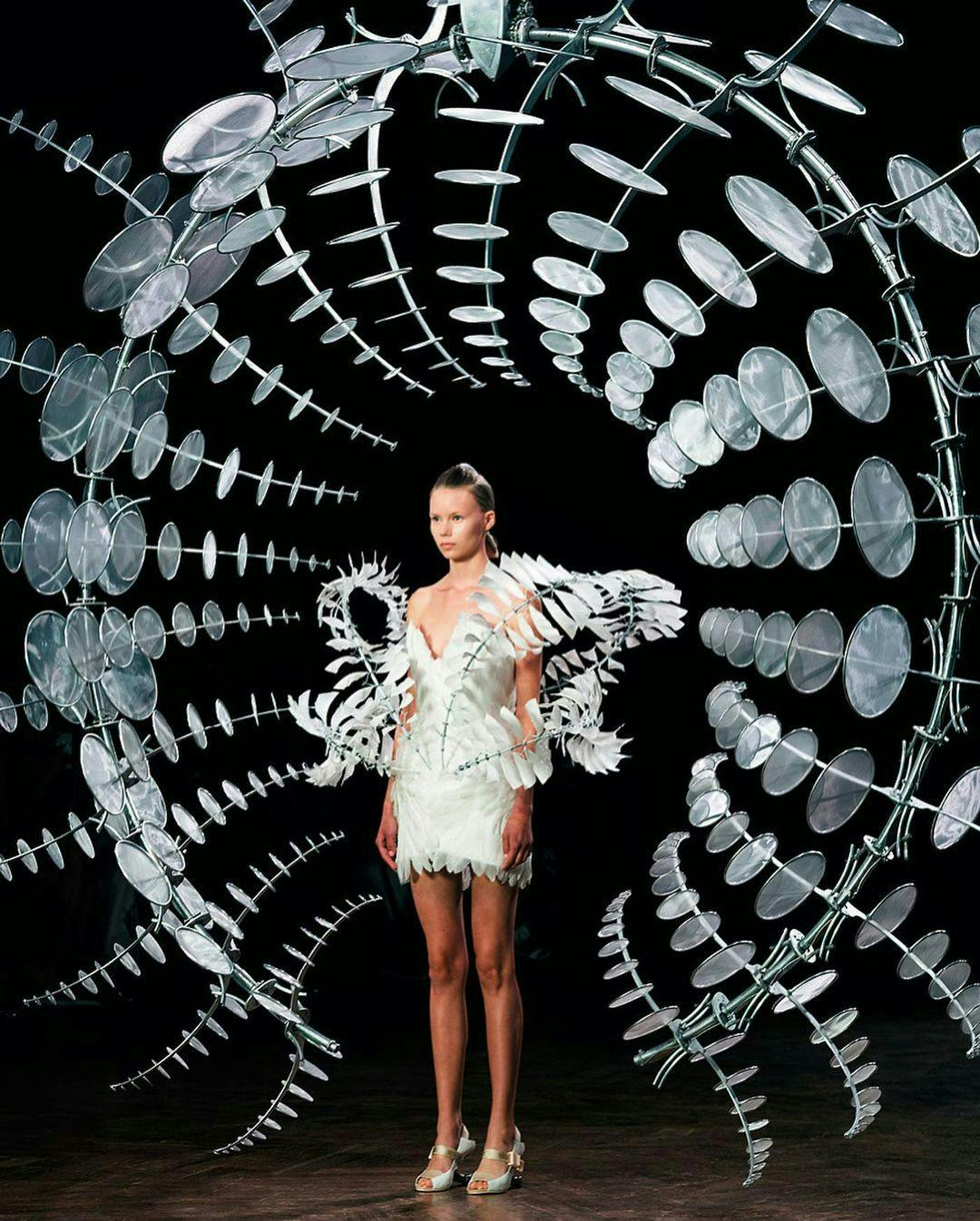 Nella foto Iris Van Herpen la collezione haute couture Fall Winter 2019