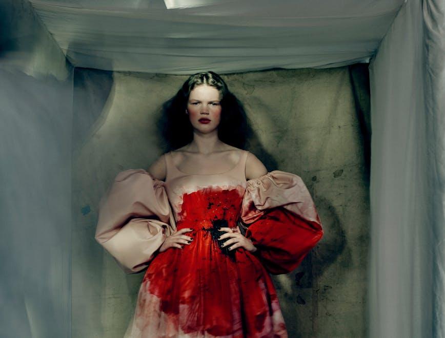 Nella foto un look di Alexander McQueen la collezione donna Autunno Inverno 2021