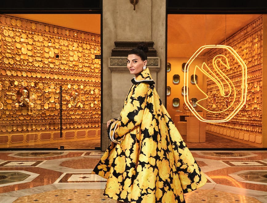 Cappotto over dalla fantasia floreale, RICHARD QUINN; gioielli, SWAROVSKI; scarpe, GIANNICO.