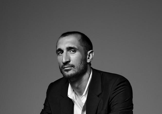 Nella foto Giorgio Chiellini in cover indossa un total look DSQUARED2, e orologio WAD Paris per LuisaViaRoma