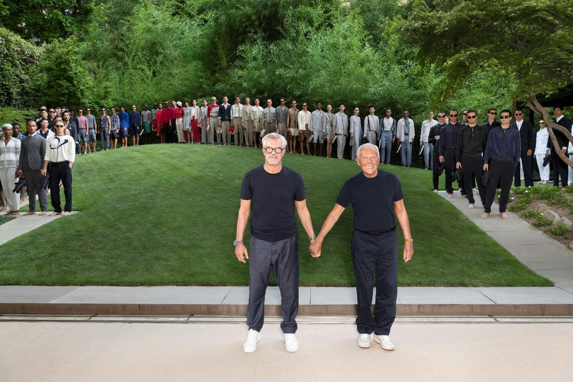 Giorgio Armani e Leo Dell'Orco finale sfilata uomo Primavera Estate 2022