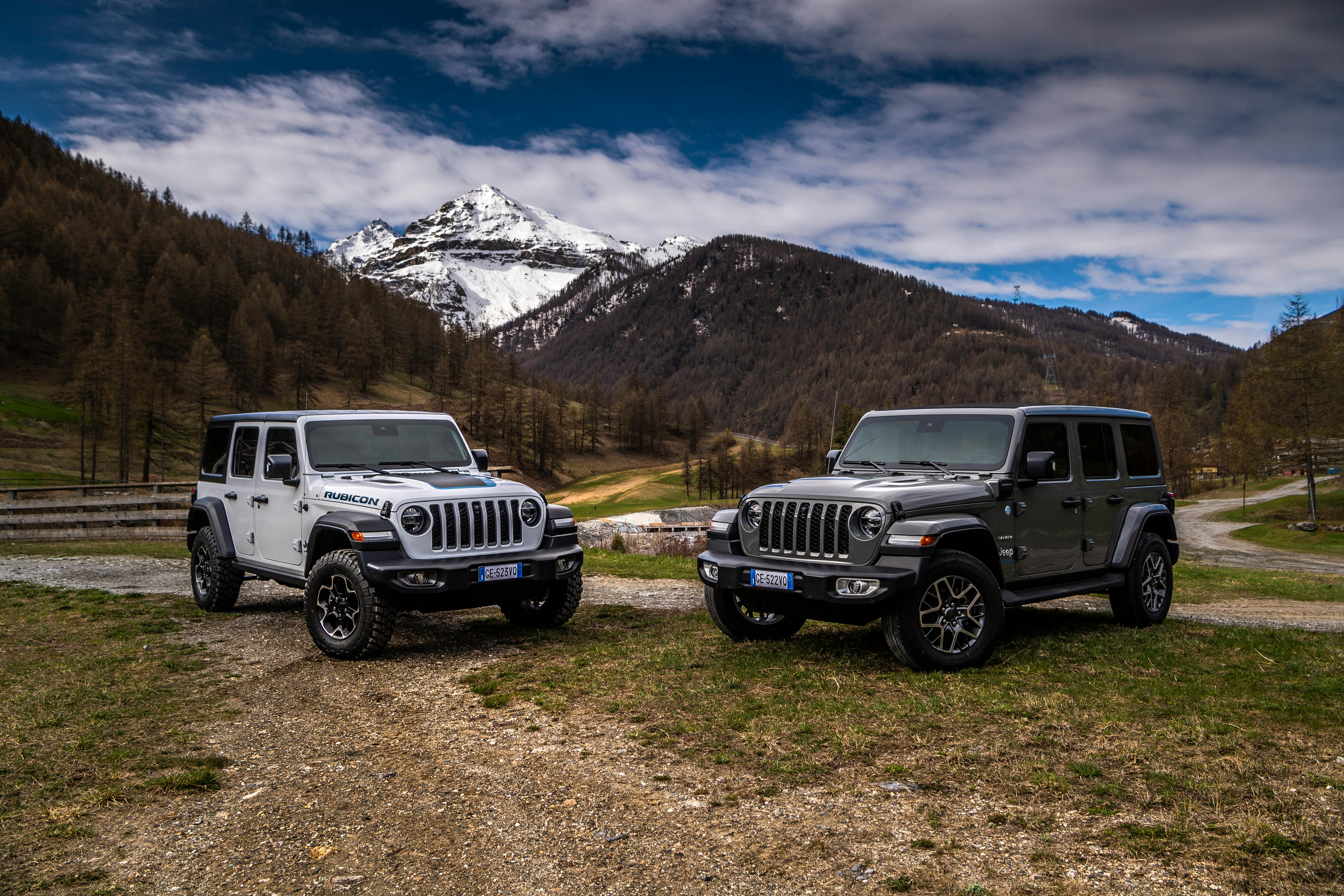 Nella foto due nuove Jeep Wrangler 4xe