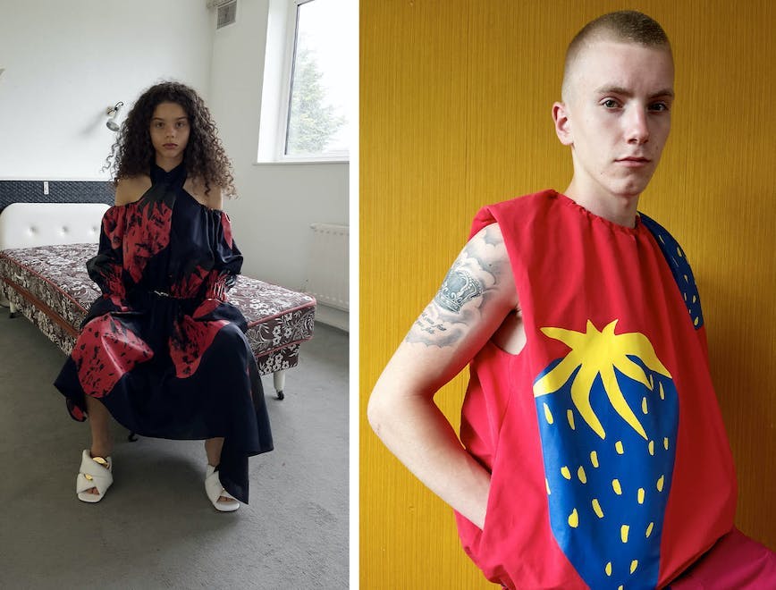 Nella foto due modelli indossano JW Anderson la collezione uomo Primavera Estate 2022 e la collezione donna Resort 2022