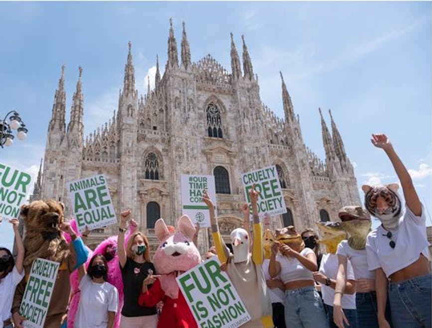 Stella Mc Cartney ha organizzato un Guerrilla Gathering contro le pellicce nel cuore di Milano