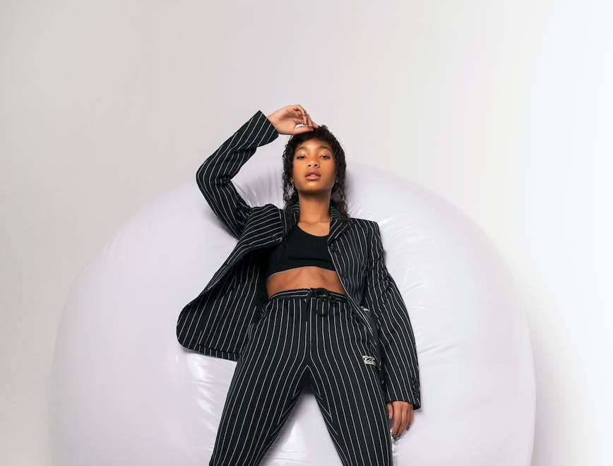 Nella foto Willow Smith indossa giacca, bra, pantaloni e sneakers, ONITSUKA TIGER.