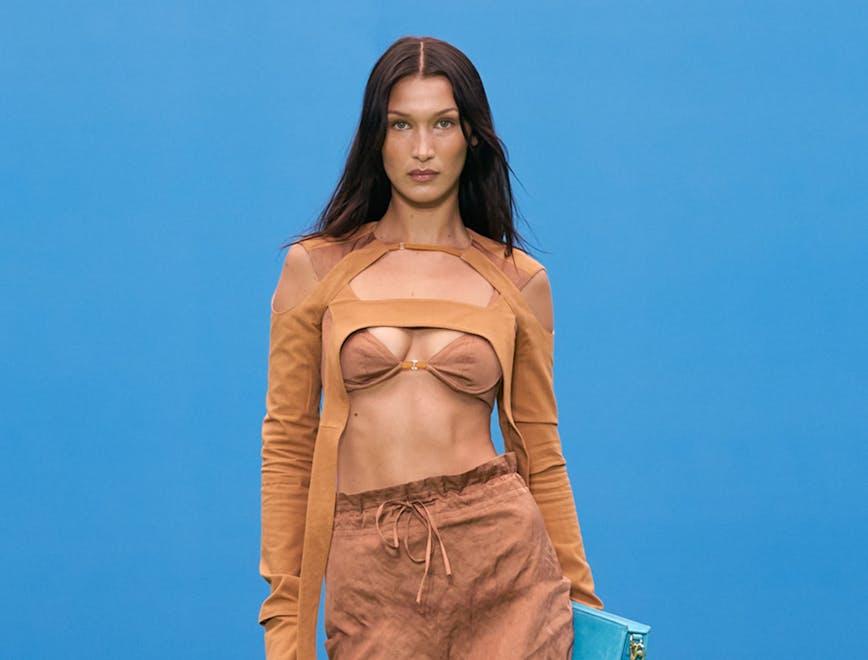 Nella foto Bella Hadid indossa la collezione Jacquemus Fall Winter 2021 "La Montagne"