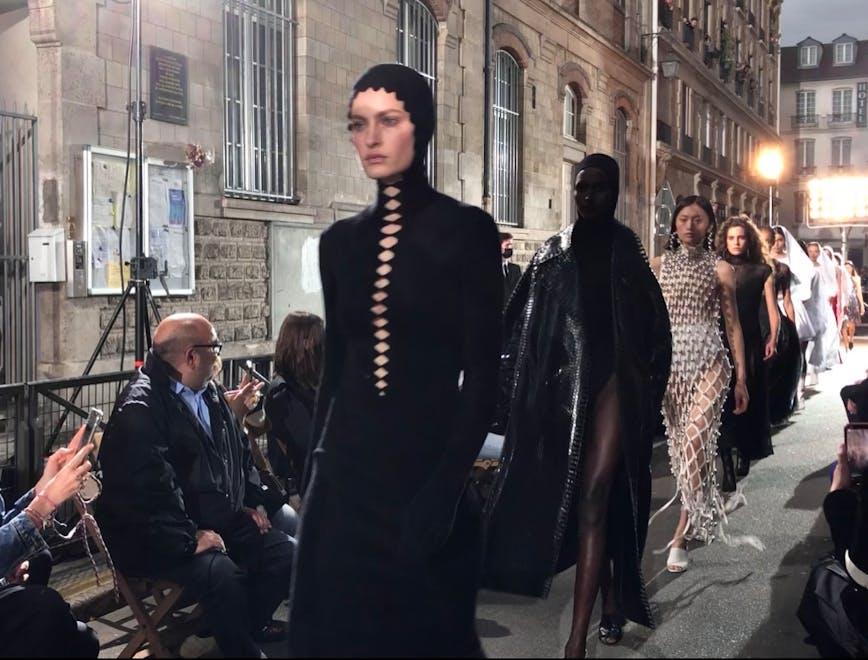 Nella foto il finale di sfilata della collezione Winter Spring 2022 di Alaïa