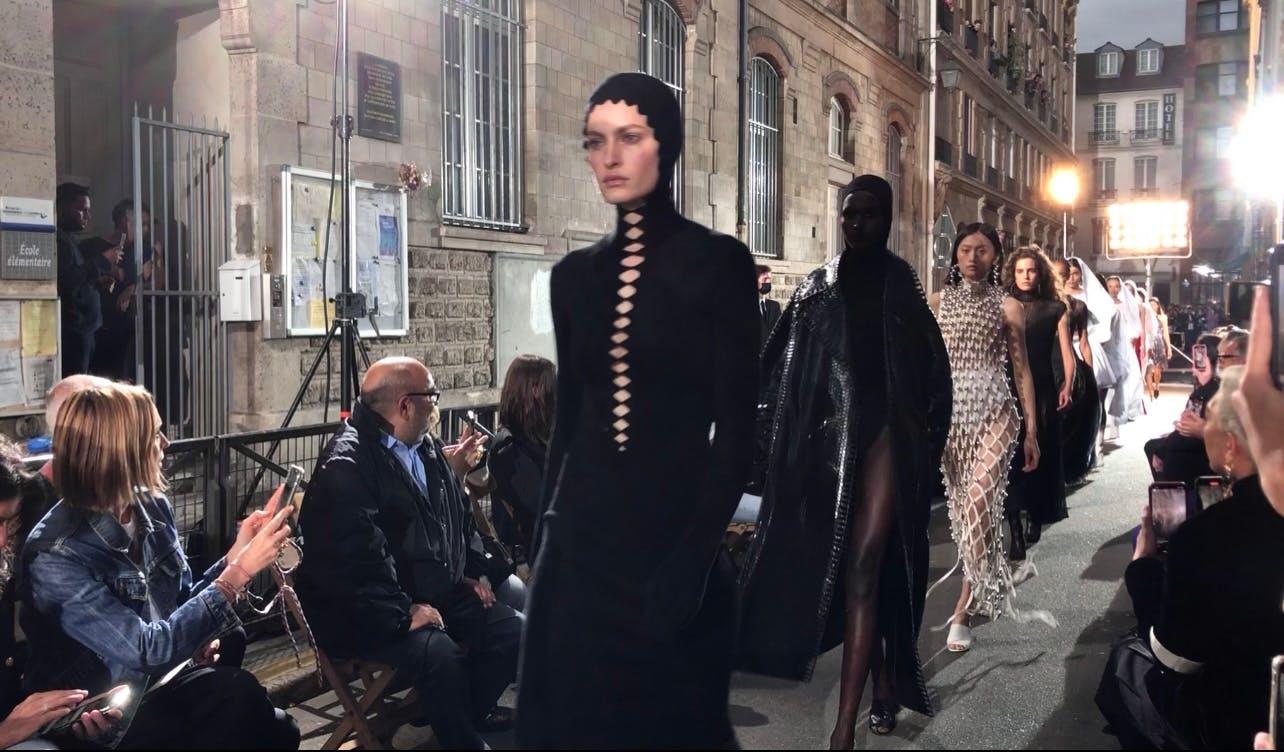 Nella foto il finale di sfilata della collezione Winter Spring 2022 di Alaïa