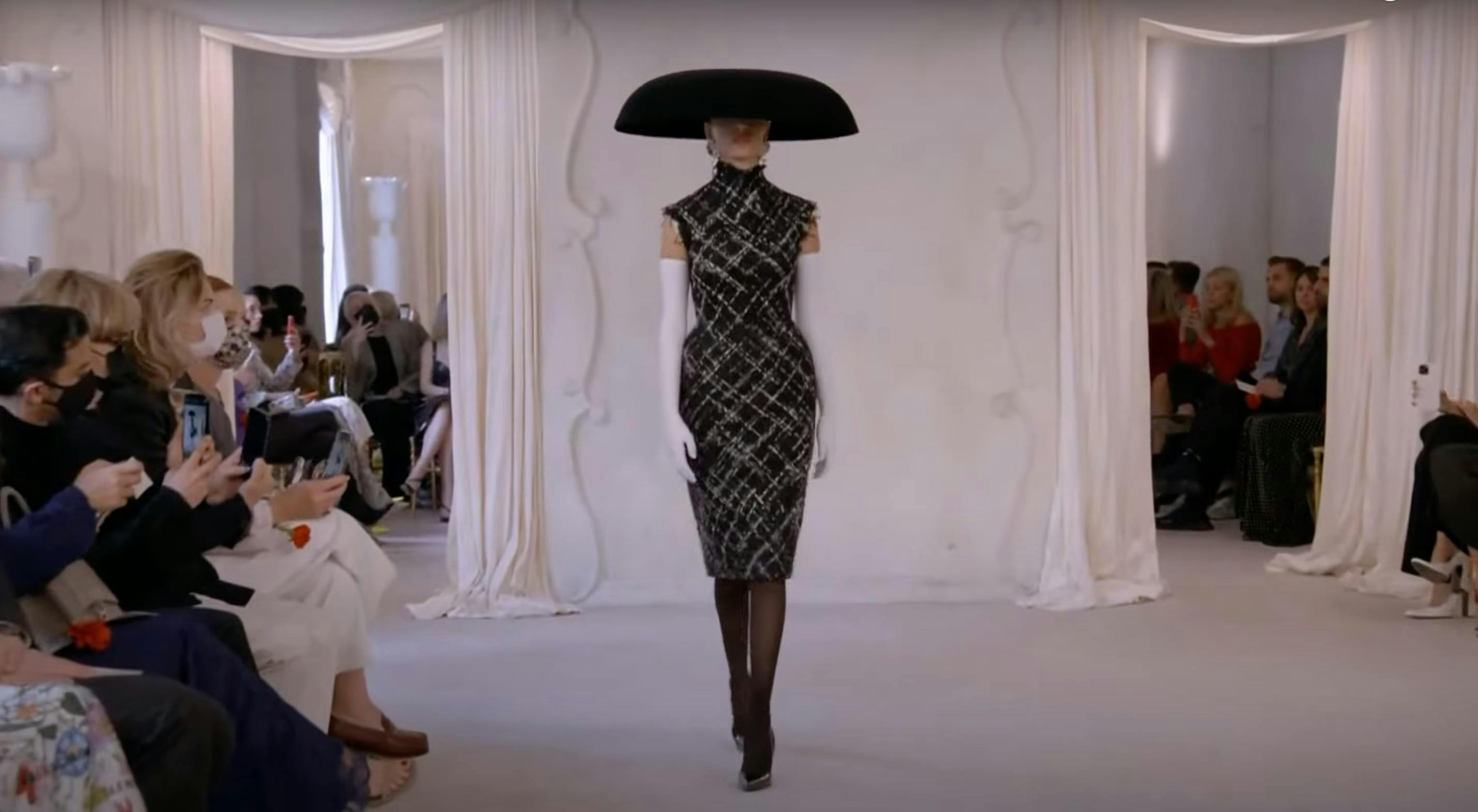 Nella foto La sfilata di Balenciaga Haute Couture Autunno Inverno 2021-22