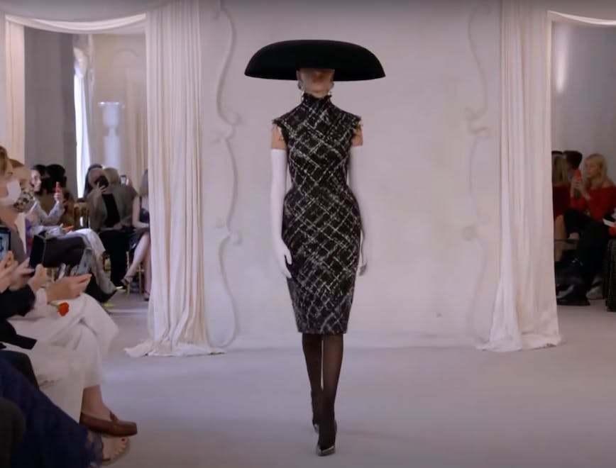 Nella foto La sfilata di Balenciaga Haute Couture Autunno Inverno 2021-22