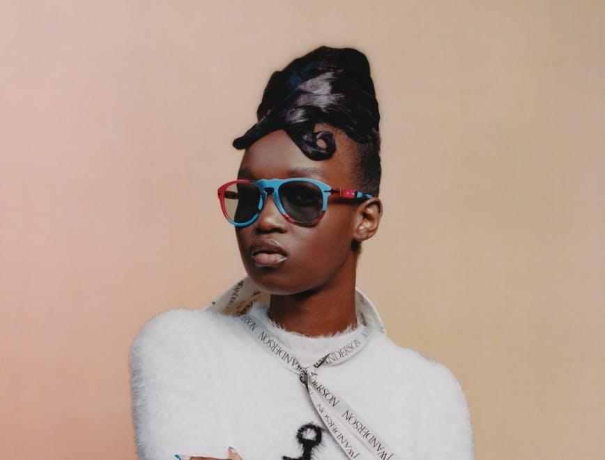 Nella foto la modella indossa JW Anderson X Persol 