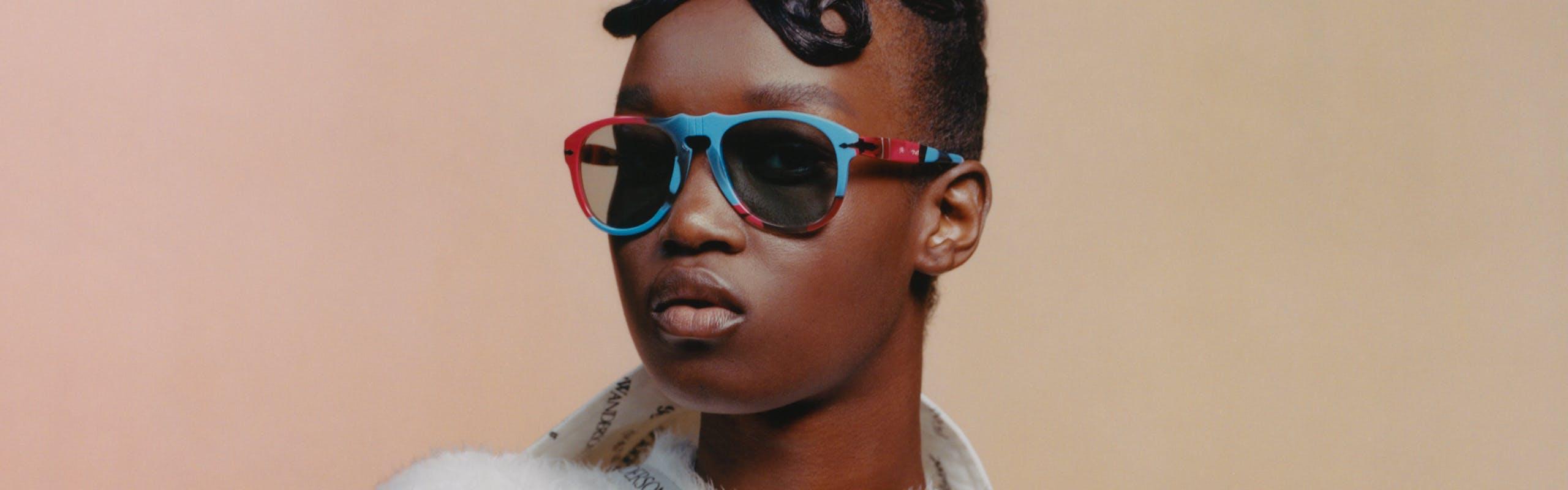 Nella foto la modella indossa JW Anderson X Persol 