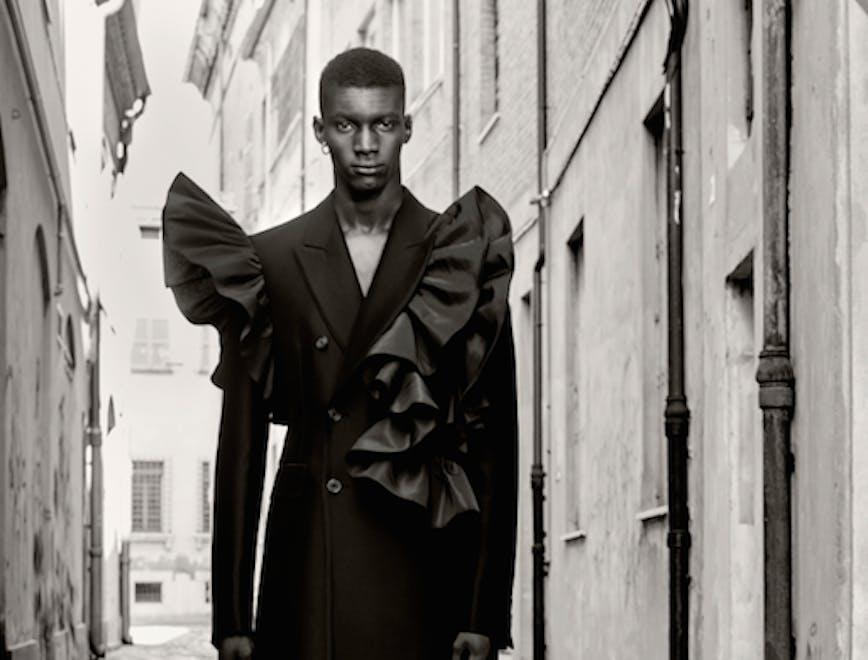 Nella foto un look della collezione uomo Primavera Estate 2022 di Alexander McQueen