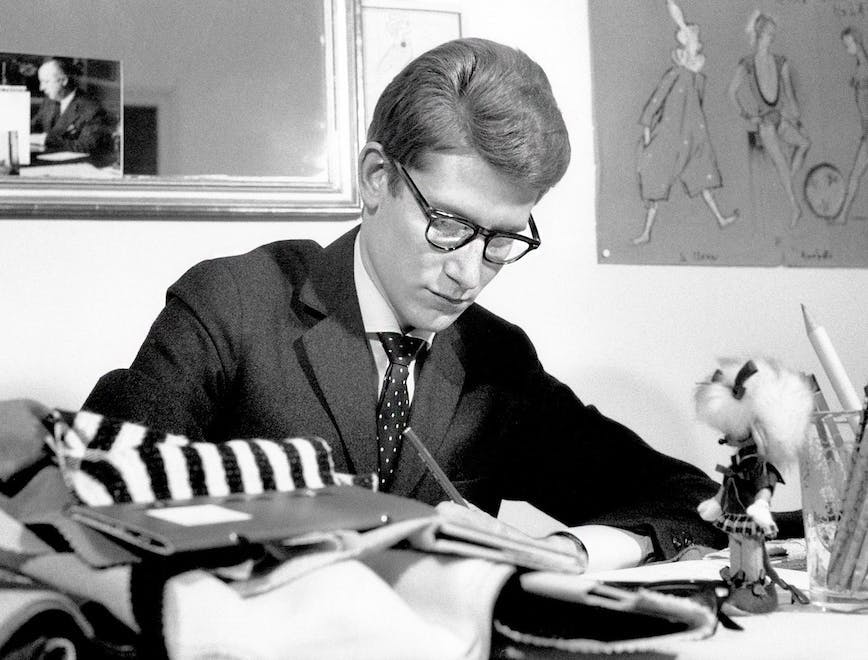 Un ritratto di Monsieur Yves Saint Laurent. 