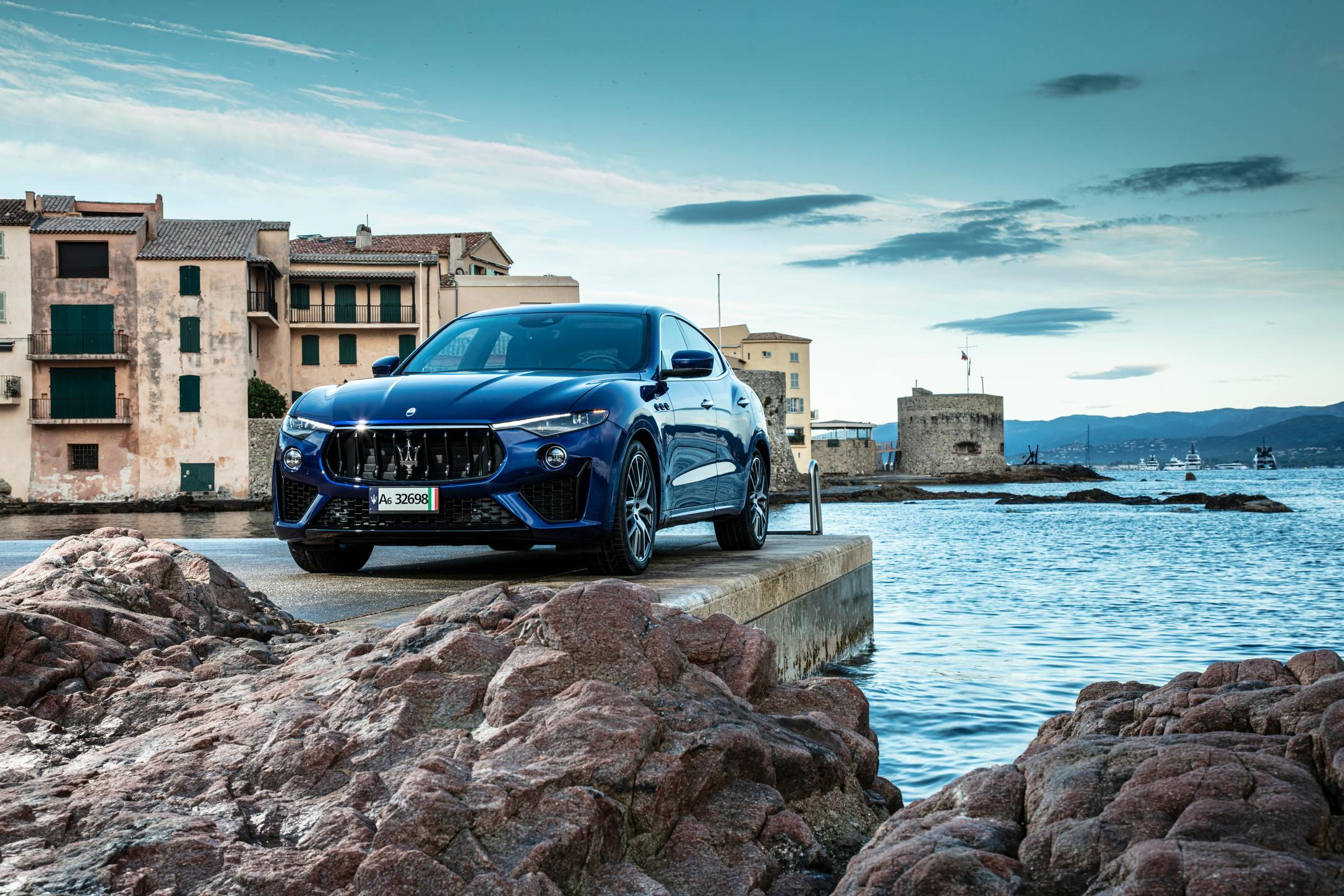 Nella foto la Maserati Levante Hybrid