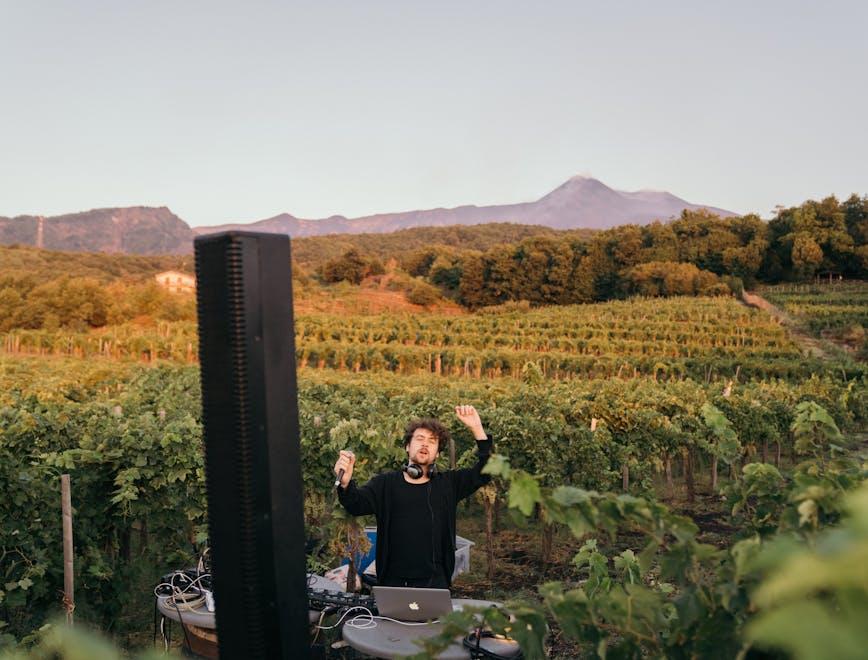 Nell'immagine: Sergio Beercock Alba ai Vigneri, photography by Bianca Burgo.