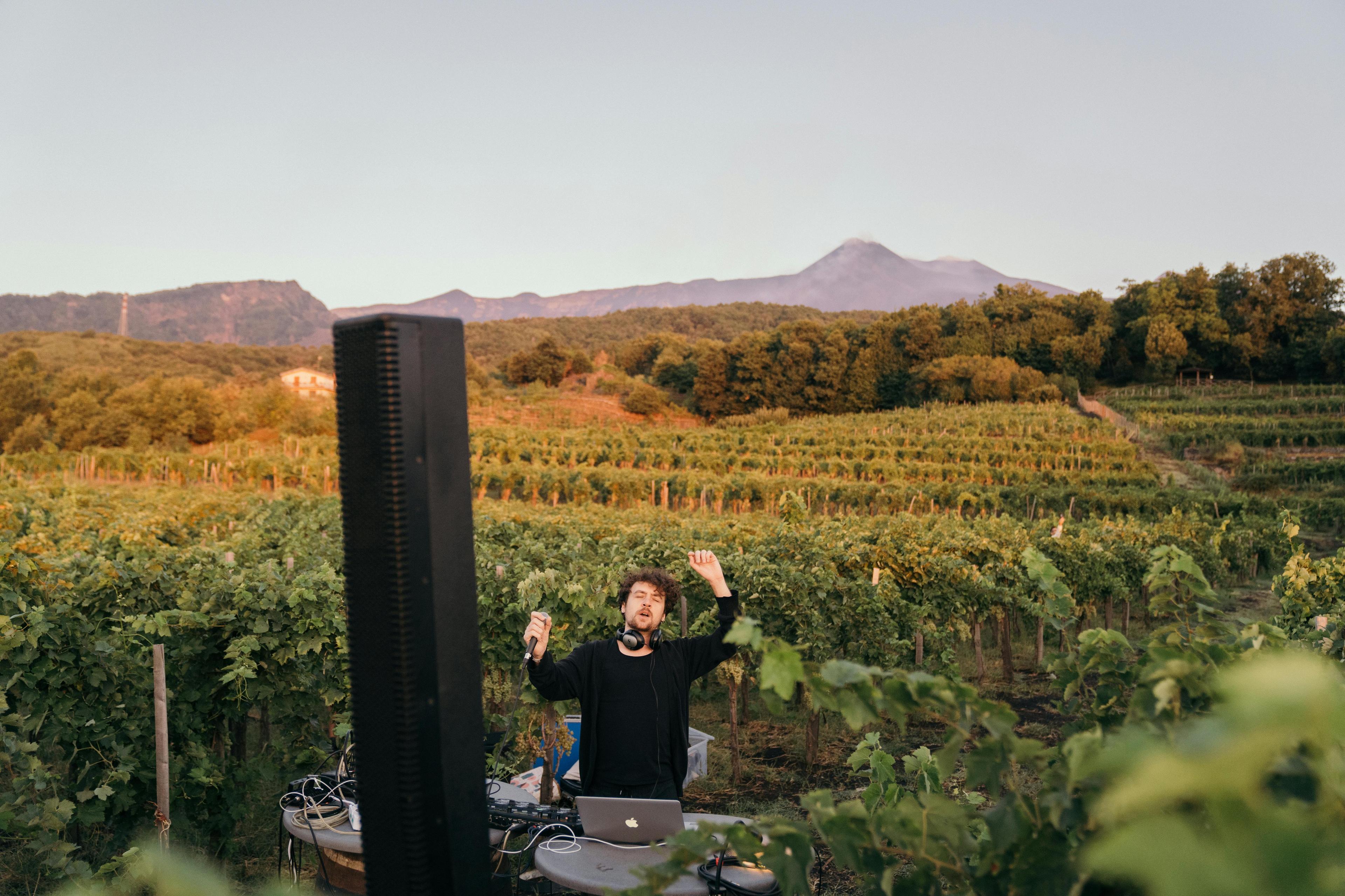 Nell'immagine: Sergio Beercock Alba ai Vigneri, photography by Bianca Burgo.