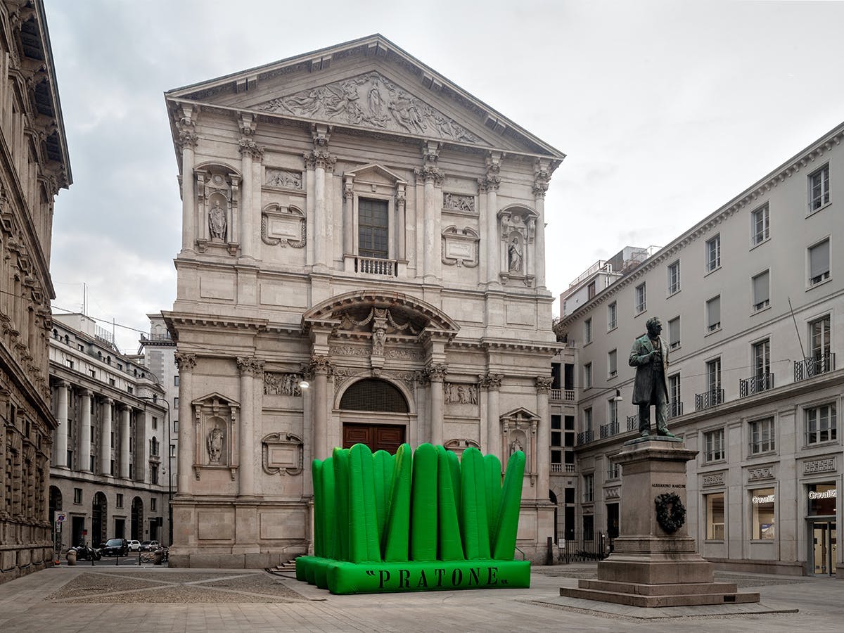 Nell'immagine: Pratone Gufram, Piazza San Fedele Milano.